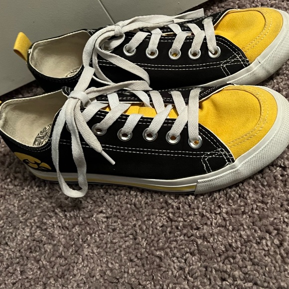 Iowa Hawkeyes Women Skicks Low Top Shoes Size 7 - Picture 1 of 6